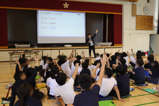 トレイダーズ証券：渋谷区立長谷戸小学校にて外国為替ディーラー内田が金融経済教育の出張授業を行いました。